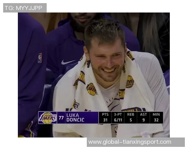 东契奇向里夫斯展示扭伤手指里夫斯惊呼难以置信的反应引发热议