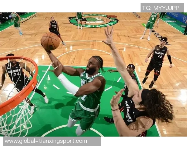 巴特勒强势突破篮下完成折叠打进并造成对手犯规精彩瞬间 巴特勒强势突破篮下完成折叠打进并造成对手犯规精彩瞬间