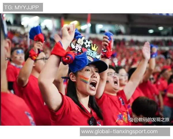 泰州首届苏超夺冠后迅速建设冠军奖杯打卡点吸引众多球迷前来留影