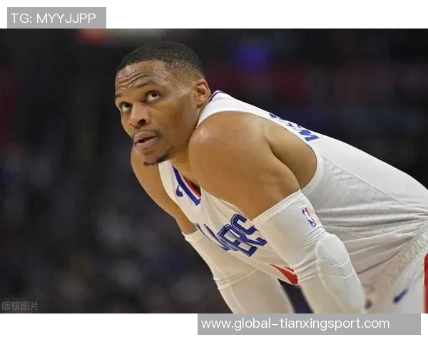 布克称赞吉莱斯皮影响力显著威少防守表现出色训练刻苦