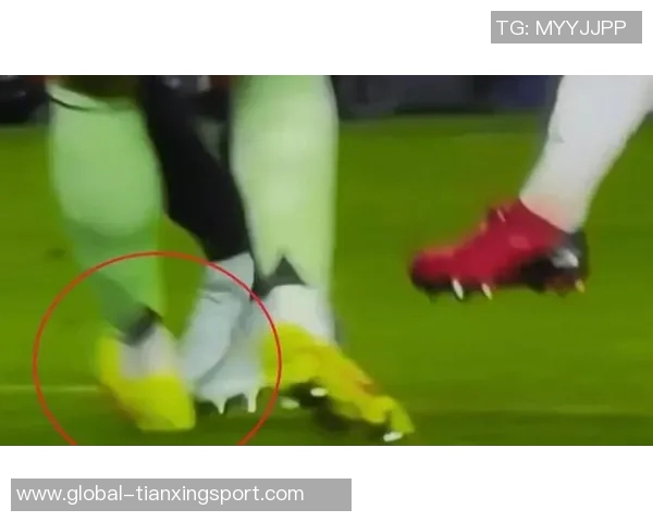 VAR判罚引争议奥乌苏头部遭击打未判点球引发热议